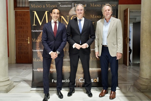 Bernd Schuster y David Casas buscaron puntos en común entre el fútbol y los toros en la Fundación Cajasol