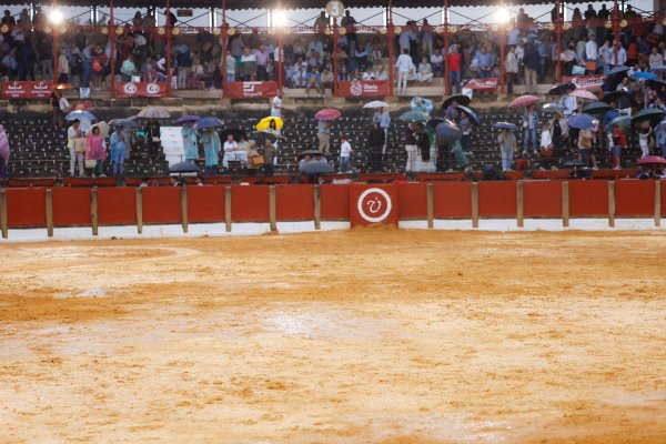 La lluvia obliga a suspender la corrida de rejones de Úbeda en el ecuador del festejo